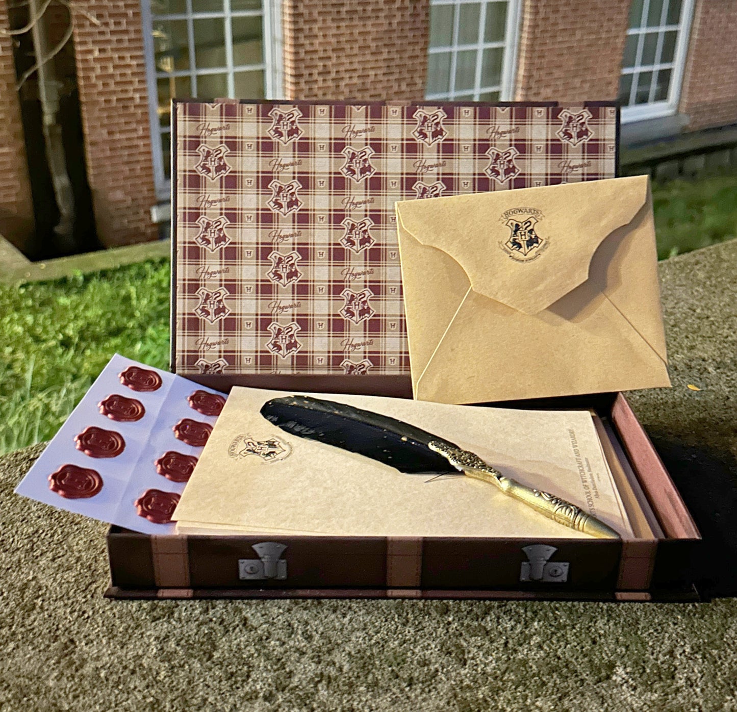 Harry Potter Hogwarts Boxed Stationery Set with Wax Seals & Feather Pen (20-Pack)