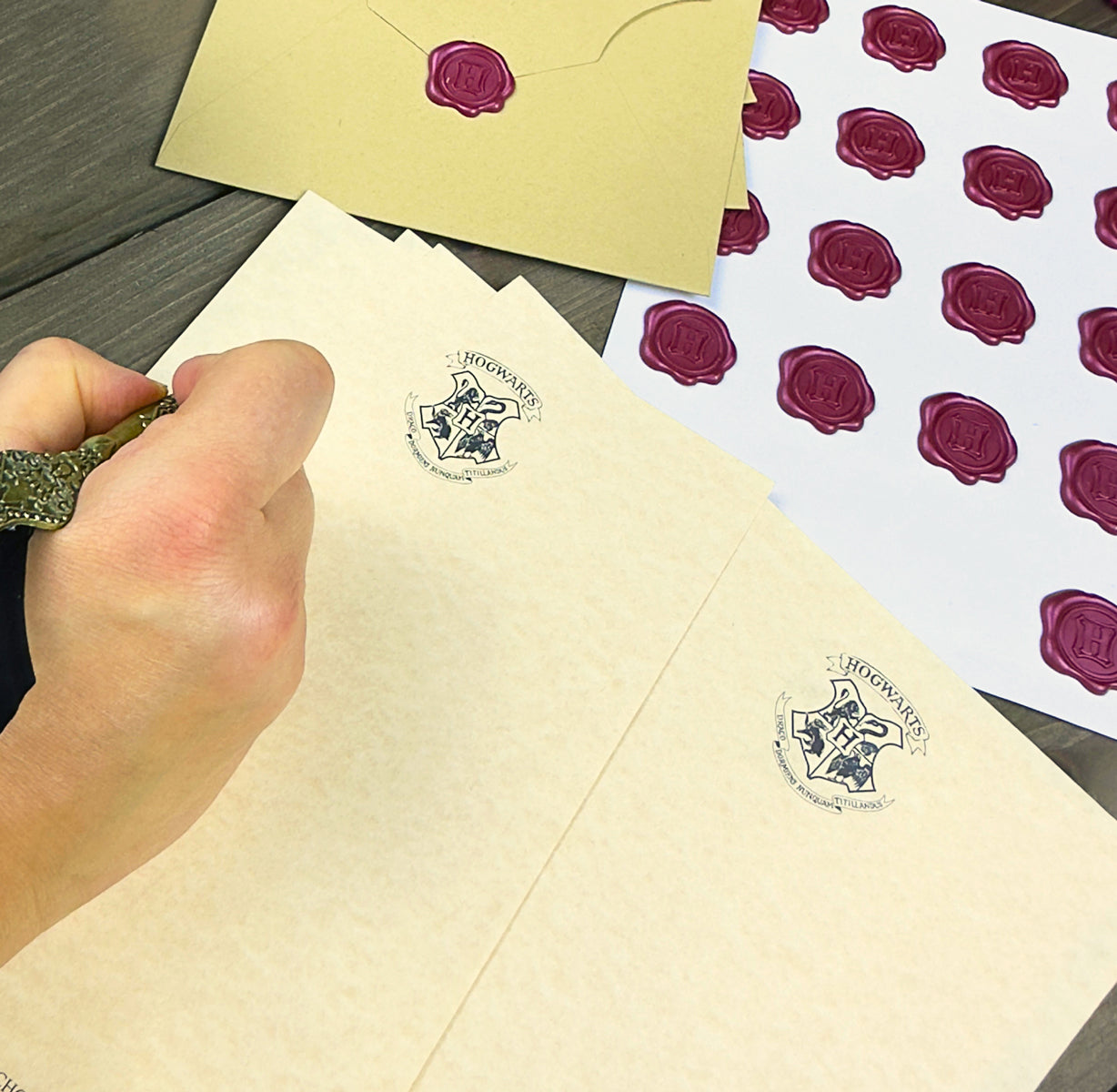 Harry Potter Hogwarts Boxed Stationery Set with Wax Seals & Feather Pen (20-Pack)